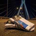 Socken liegen auf der Pylonbrücke