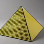 Roy Lichtenstein, Pyramid, 1969, Siebdruck auf Karton, 36 x 50 x 50 cm, © VG Bild-Kunst, Bonn 2026