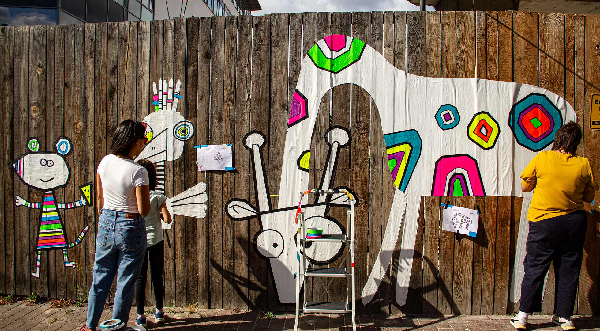 Menschen bei einem Kunstworkshop