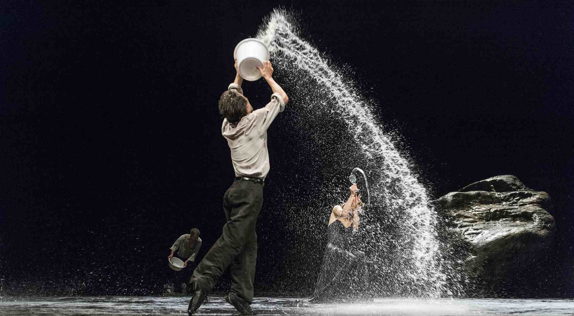 Vollmond_-_Ein_Stueck_von_Pina_Bausch._Fernando_Suels__Rainer_Behr__Julie_Anne_Stanzak._Foto_Karl_Heinz_Krauskopf